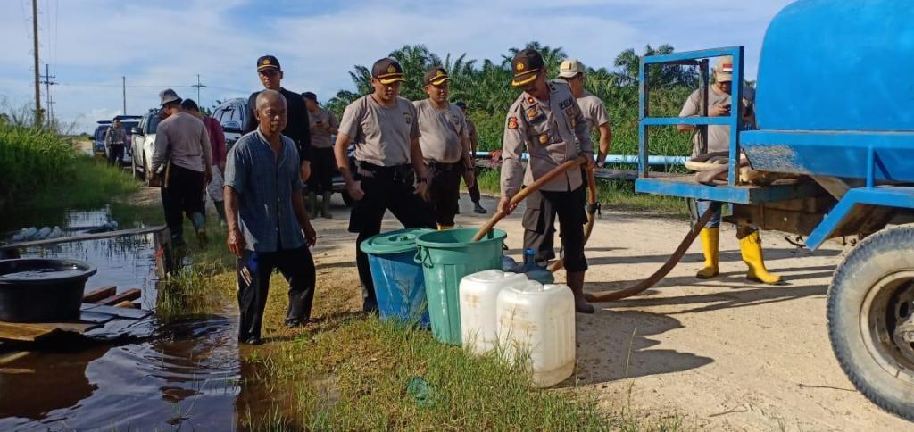 Krisis Air Bersih, Polres Rohil Bagikan Air Bersih Kepada Warga  Korban Banjir Di Desa Impah 